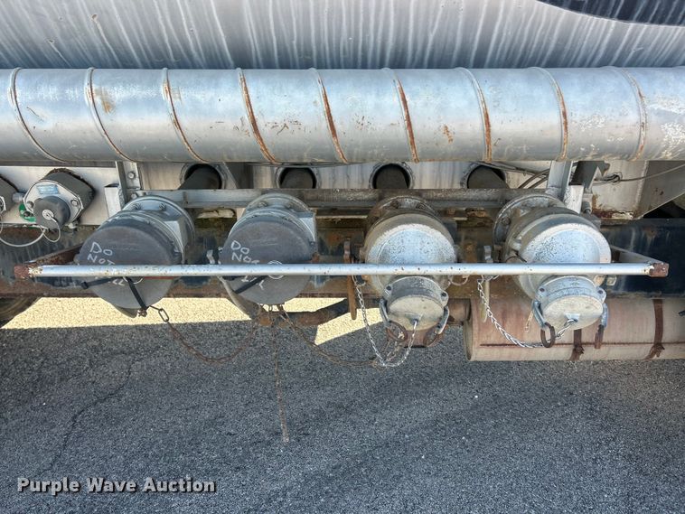 image for item FC2522 2000 International F-4900 fuel truck