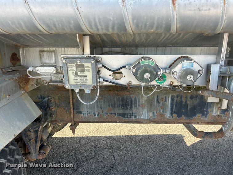 image for item FC2522 2000 International F-4900 fuel truck