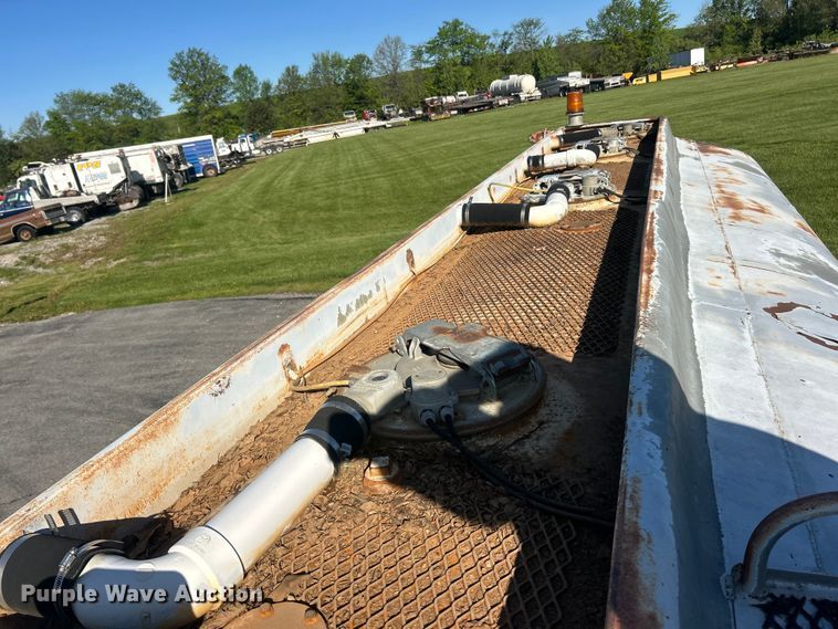 image for item FC2522 2000 International F-4900 fuel truck