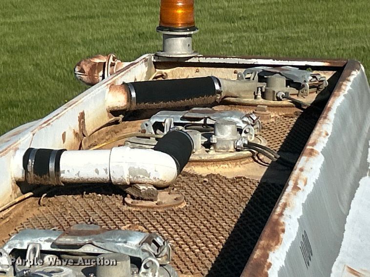 image for item FC2522 2000 International F-4900 fuel truck