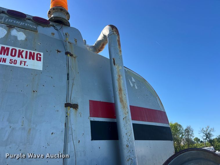 image for item FC2522 2000 International F-4900 fuel truck