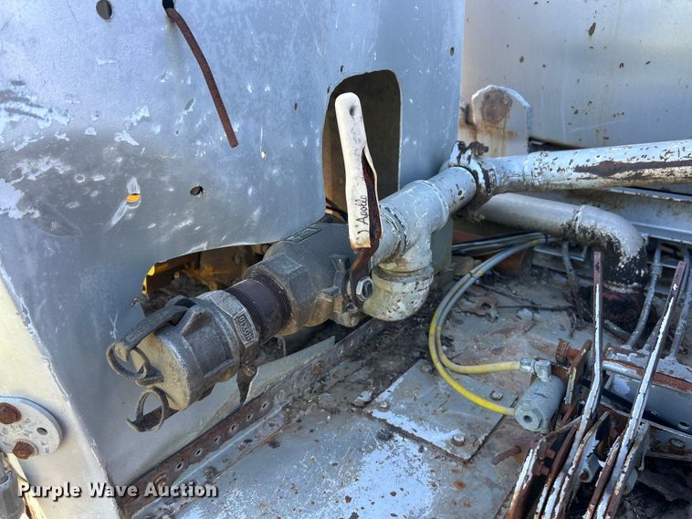 image for item FC2522 2000 International F-4900 fuel truck