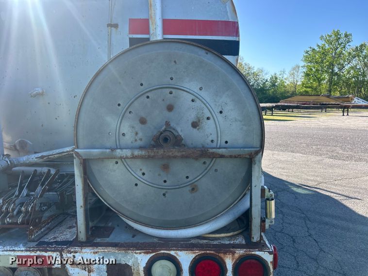 image for item FC2522 2000 International F-4900 fuel truck