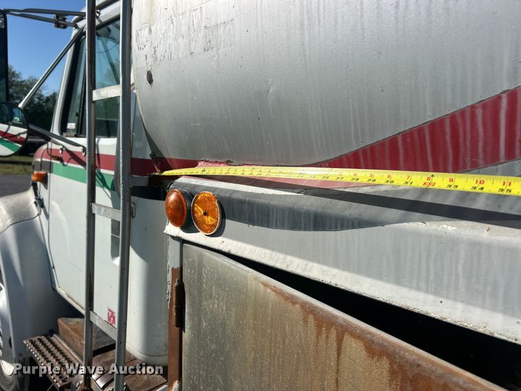 image for item FC2522 2000 International F-4900 fuel truck