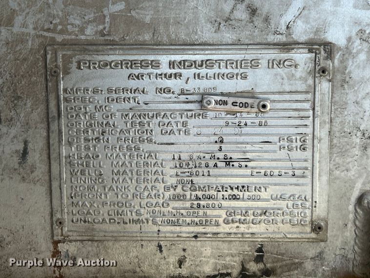 image for item FC2522 2000 International F-4900 fuel truck