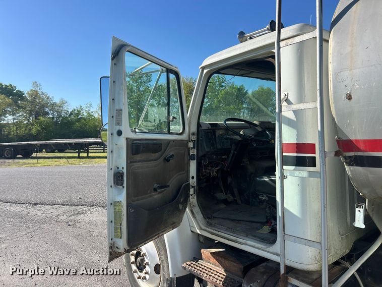 image for item FC2522 2000 International F-4900 fuel truck