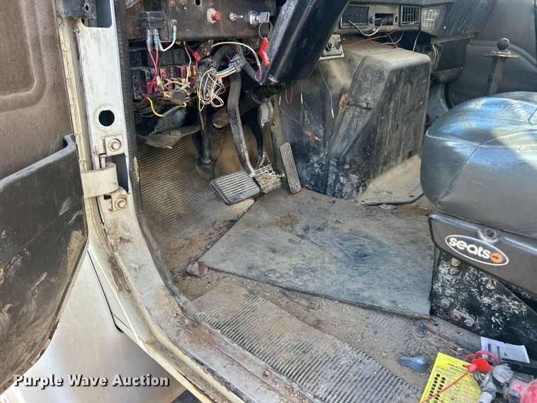 image for item FC2522 2000 International F-4900 fuel truck