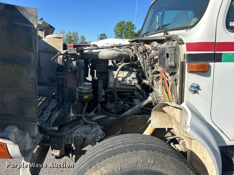 image for item FC2522 2000 International F-4900 fuel truck