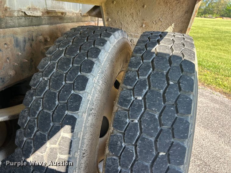 image for item FC2522 2000 International F-4900 fuel truck