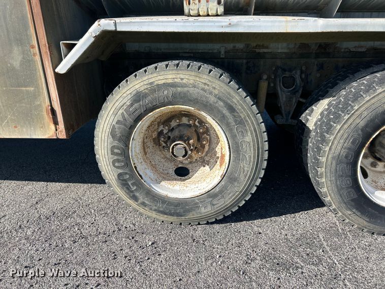 image for item FC2522 2000 International F-4900 fuel truck