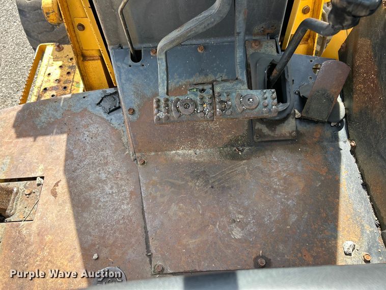 image for item FC2658 1994 John Deere 210C industrial tractor