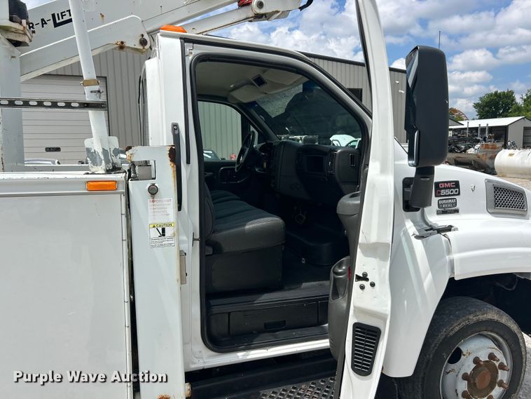 image for item FC2699 2008 GMC C5500 bucket truck