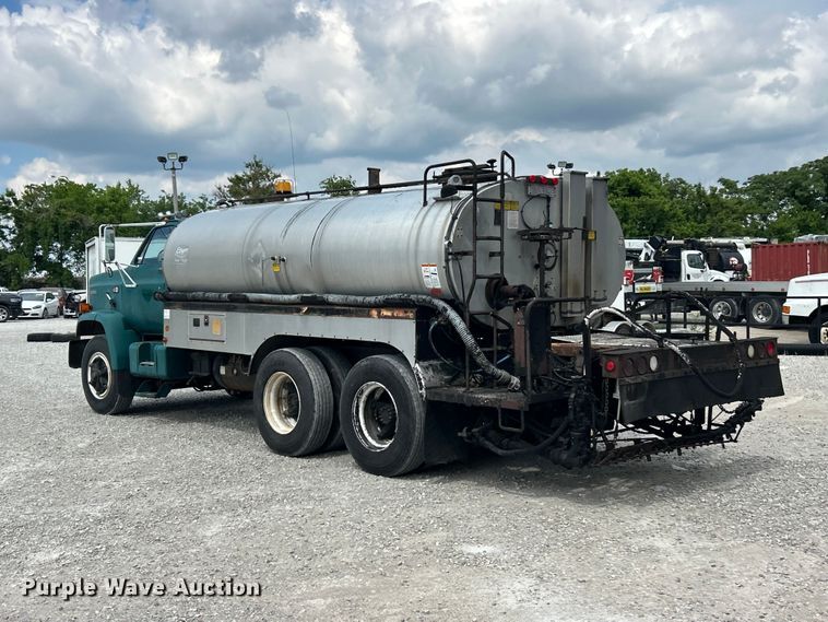 image for item FC2700 1986 GMC C7000 oil distributor truck