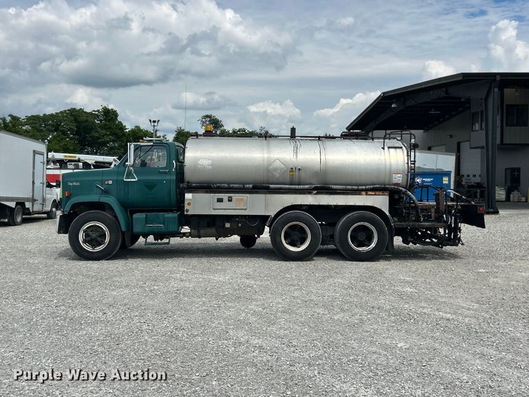 image for item FC2700 1986 GMC C7000 oil distributor truck
