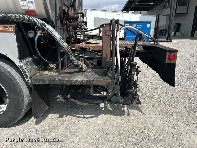 image for item FC2700 1986 GMC C7000 oil distributor truck