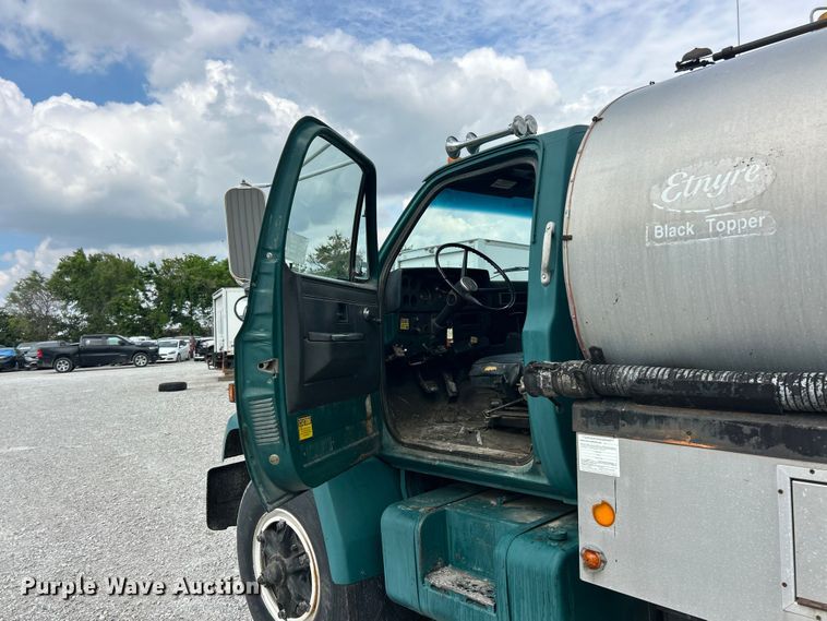 image for item FC2700 1986 GMC C7000 oil distributor truck