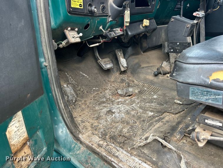 image for item FC2700 1986 GMC C7000 oil distributor truck