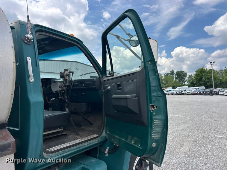 image for item FC2700 1986 GMC C7000 oil distributor truck