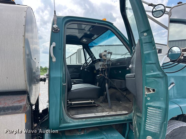 image for item FC2700 1986 GMC C7000 oil distributor truck