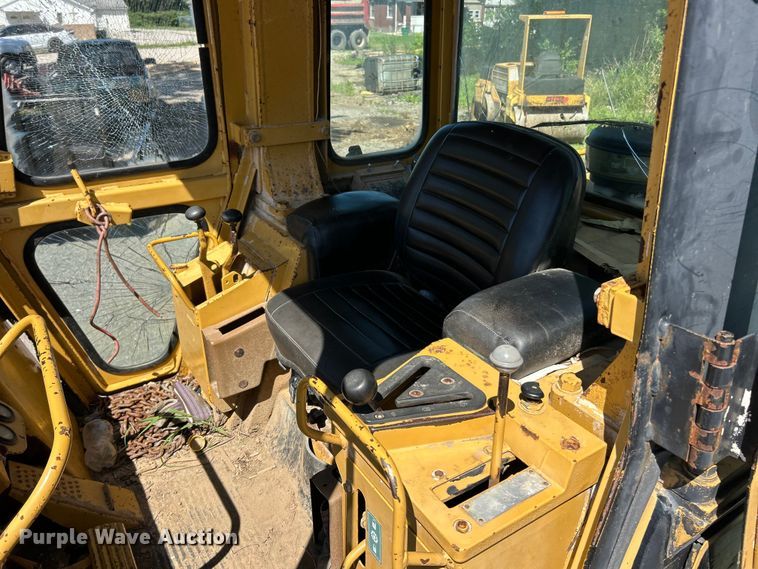 image for item FC2727 1988 Caterpillar 953 track loader