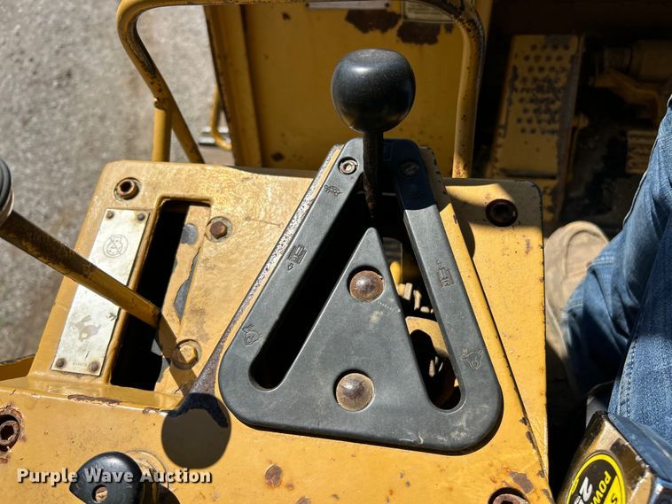 image for item FC2727 1988 Caterpillar 953 track loader