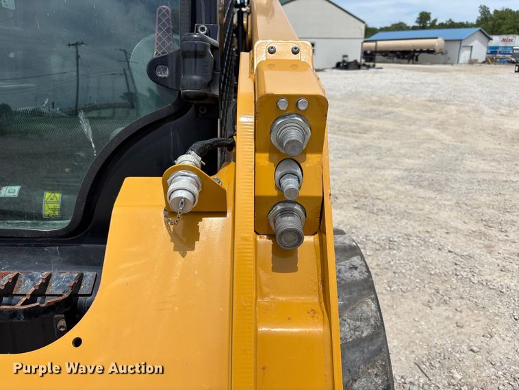 image for item FC4705 2021 Caterpillar 242D3 skid steer loader