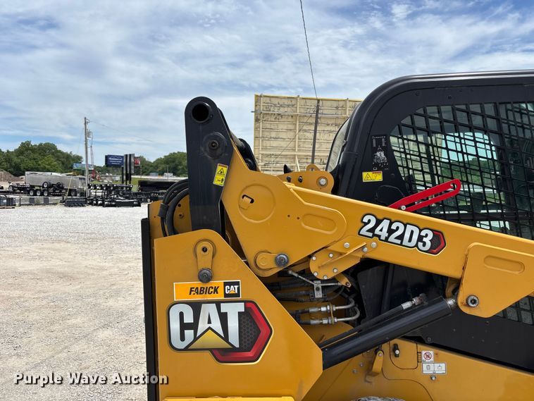 image for item FC4705 2021 Caterpillar 242D3 skid steer loader