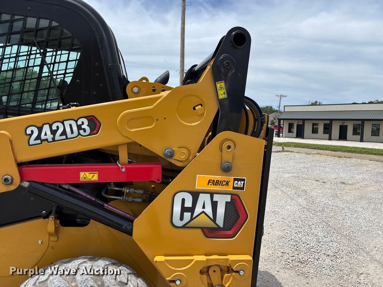 image for item FC4705 2021 Caterpillar 242D3 skid steer loader