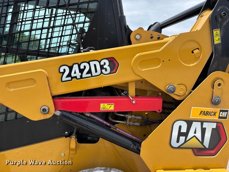 image for item FC4705 2021 Caterpillar 242D3 skid steer loader