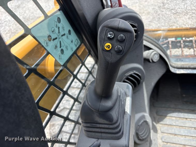 image for item FC4705 2021 Caterpillar 242D3 skid steer loader