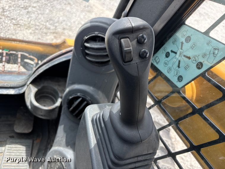 image for item FC4705 2021 Caterpillar 242D3 skid steer loader