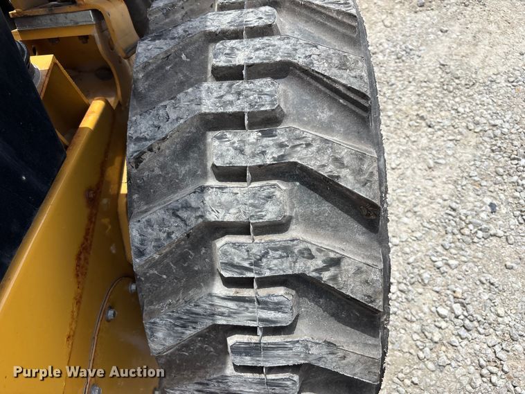 image for item FC4705 2021 Caterpillar 242D3 skid steer loader
