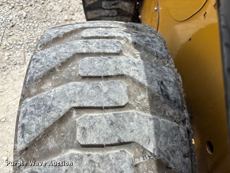 image for item FC4705 2021 Caterpillar 242D3 skid steer loader