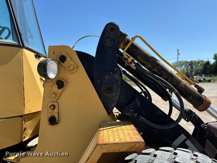 image for item FC5596 1985 Caterpillar IT28 wheel loader