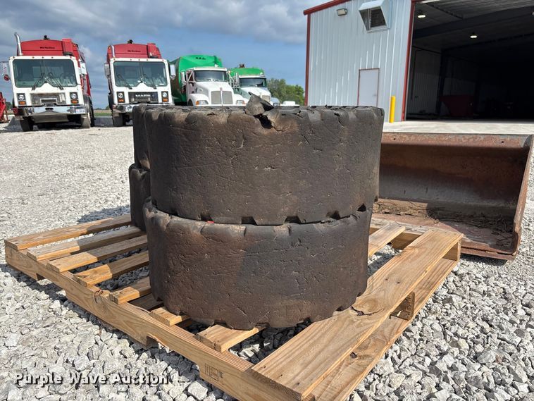 image for item FC5865 Skid steer bucket and tires