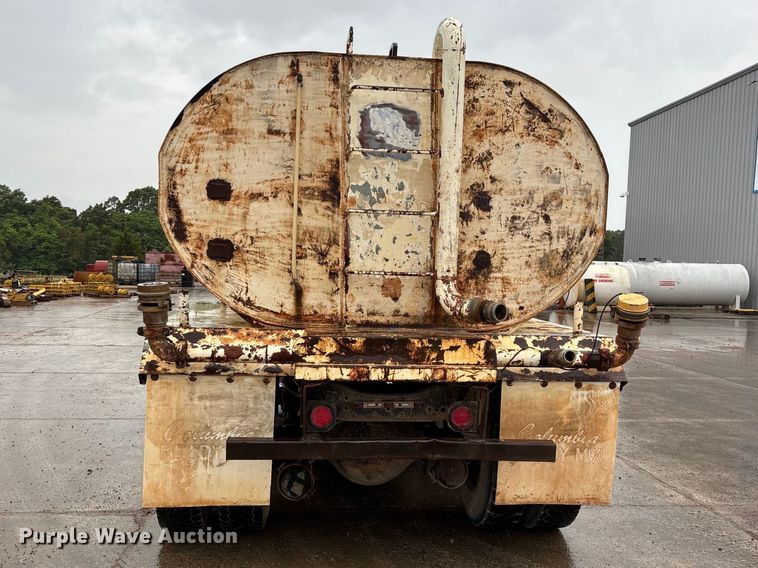 image for item FG0405 1992 International 4900 water truck