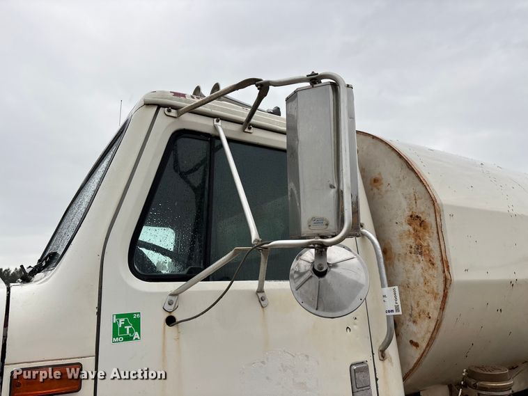 image for item FG0405 1992 International 4900 water truck