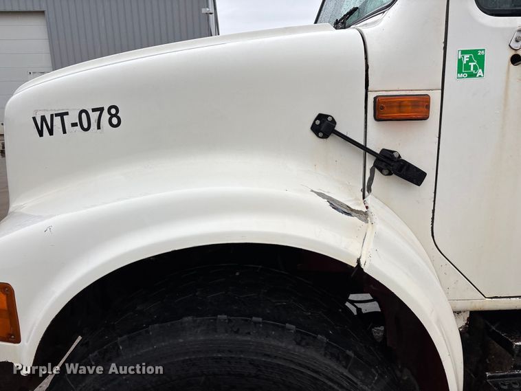 image for item FG0405 1992 International 4900 water truck