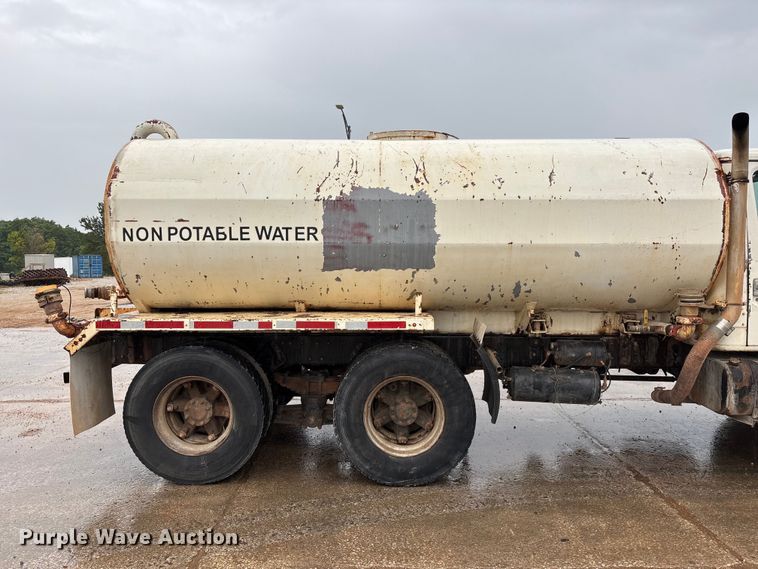 image for item FG0405 1992 International 4900 water truck