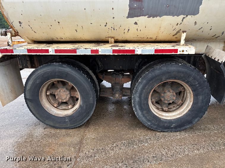 image for item FG0405 1992 International 4900 water truck