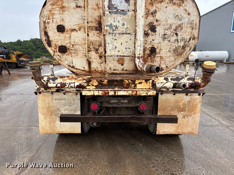 image for item FG0405 1992 International 4900 water truck