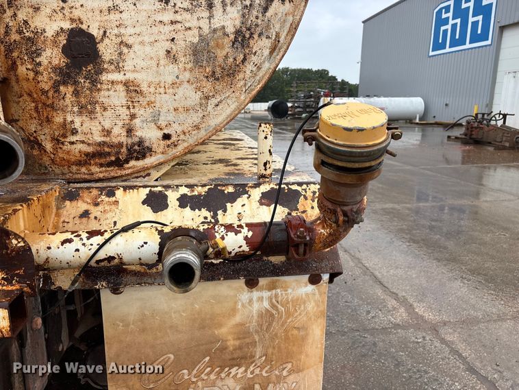 image for item FG0405 1992 International 4900 water truck