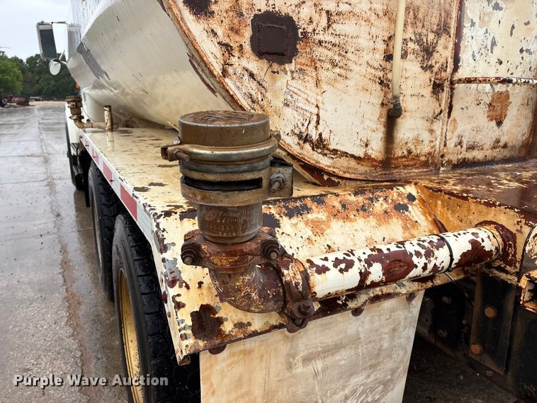 image for item FG0405 1992 International 4900 water truck