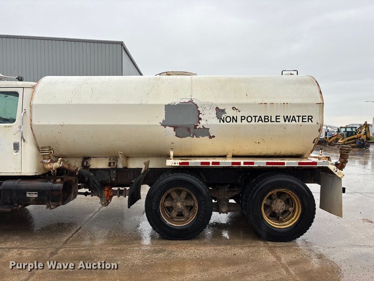image for item FG0405 1992 International 4900 water truck