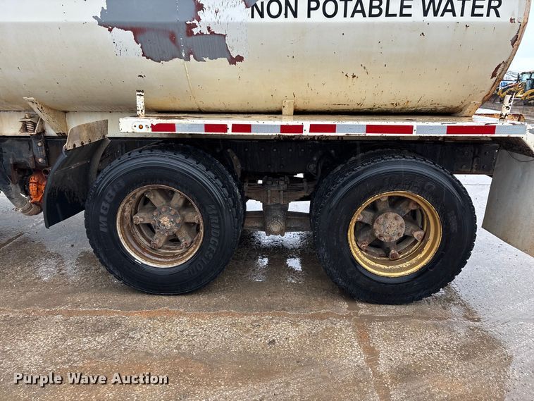 image for item FG0405 1992 International 4900 water truck