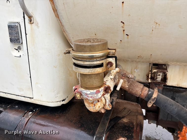 image for item FG0405 1992 International 4900 water truck