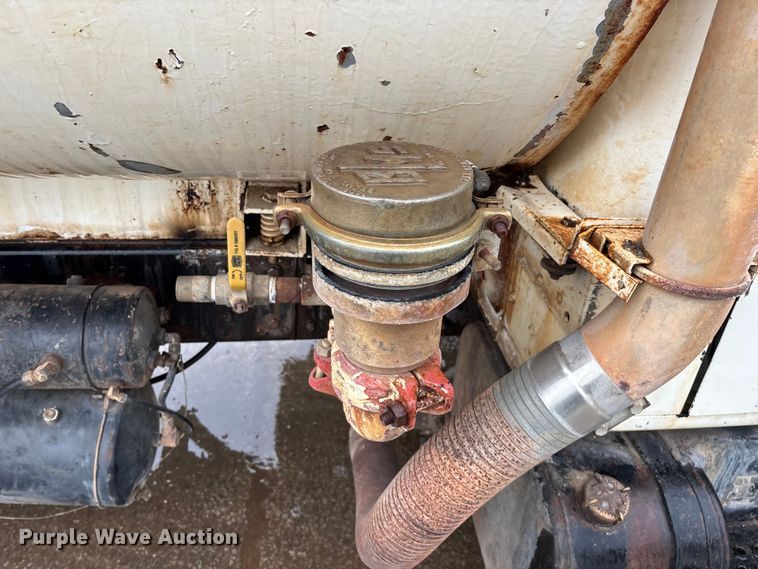 image for item FG0405 1992 International 4900 water truck