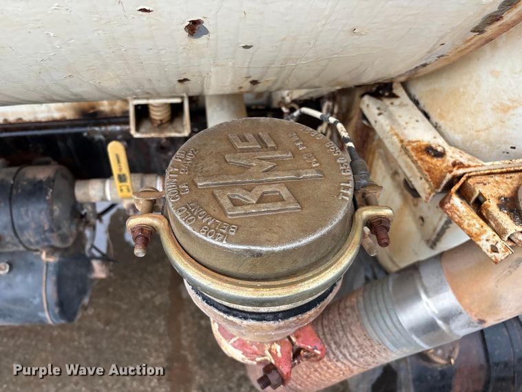 image for item FG0405 1992 International 4900 water truck