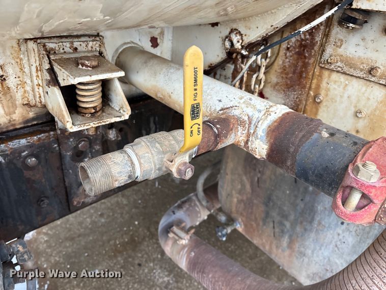 image for item FG0405 1992 International 4900 water truck