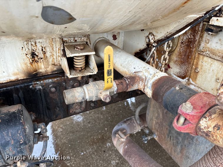 image for item FG0405 1992 International 4900 water truck